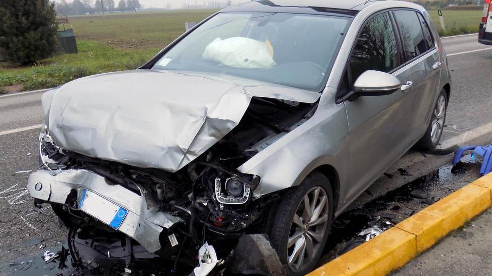 Pauroso scontro frontale Tre le persone ferite