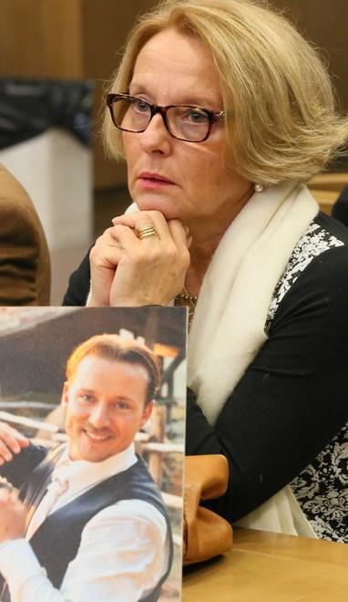 La mamma: «Sventrato con ferocia» 