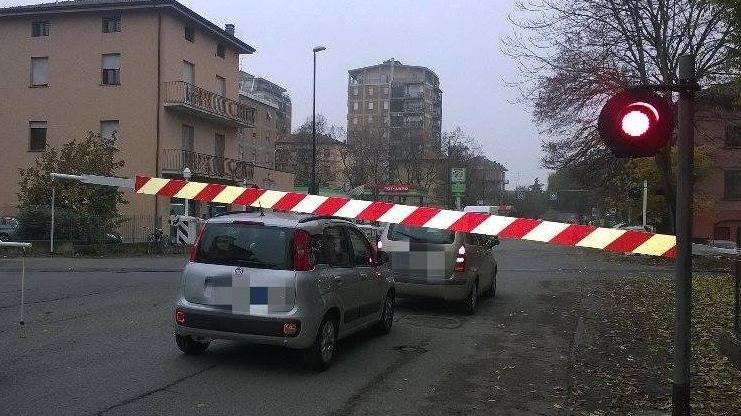 Centra la sbarra e blocca il traffico