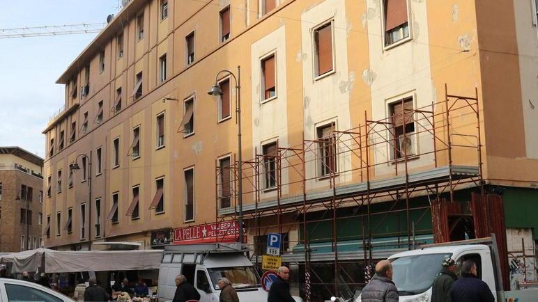 Via Buontalenti, protesta lampo dei negozianti e il Comune ci ripensa: ecco la soluzione