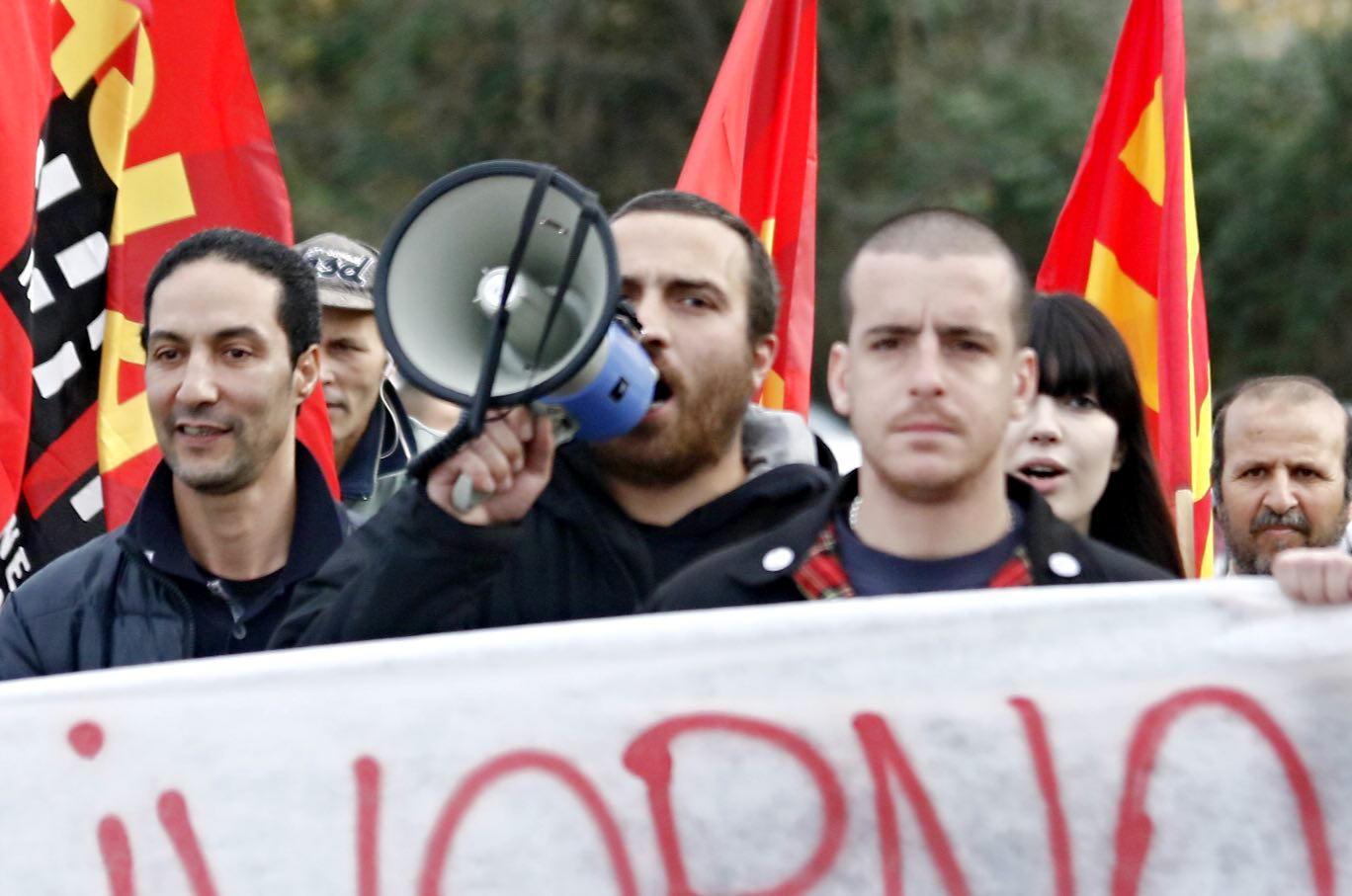 «Svenduto il nostro lavoro», sfottò e cori contro il premier Renzi - Le foto