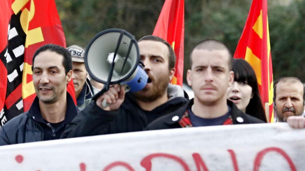 «Svenduto il nostro lavoro», sfottò e cori contro il premier Renzi - Le foto