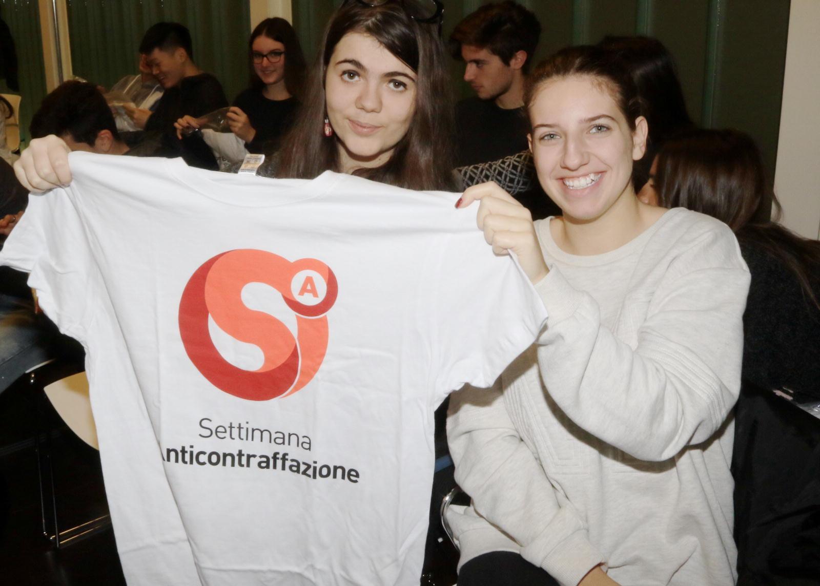 La maglietta della settimana della contraffazione mostrata alla Camera di commercio