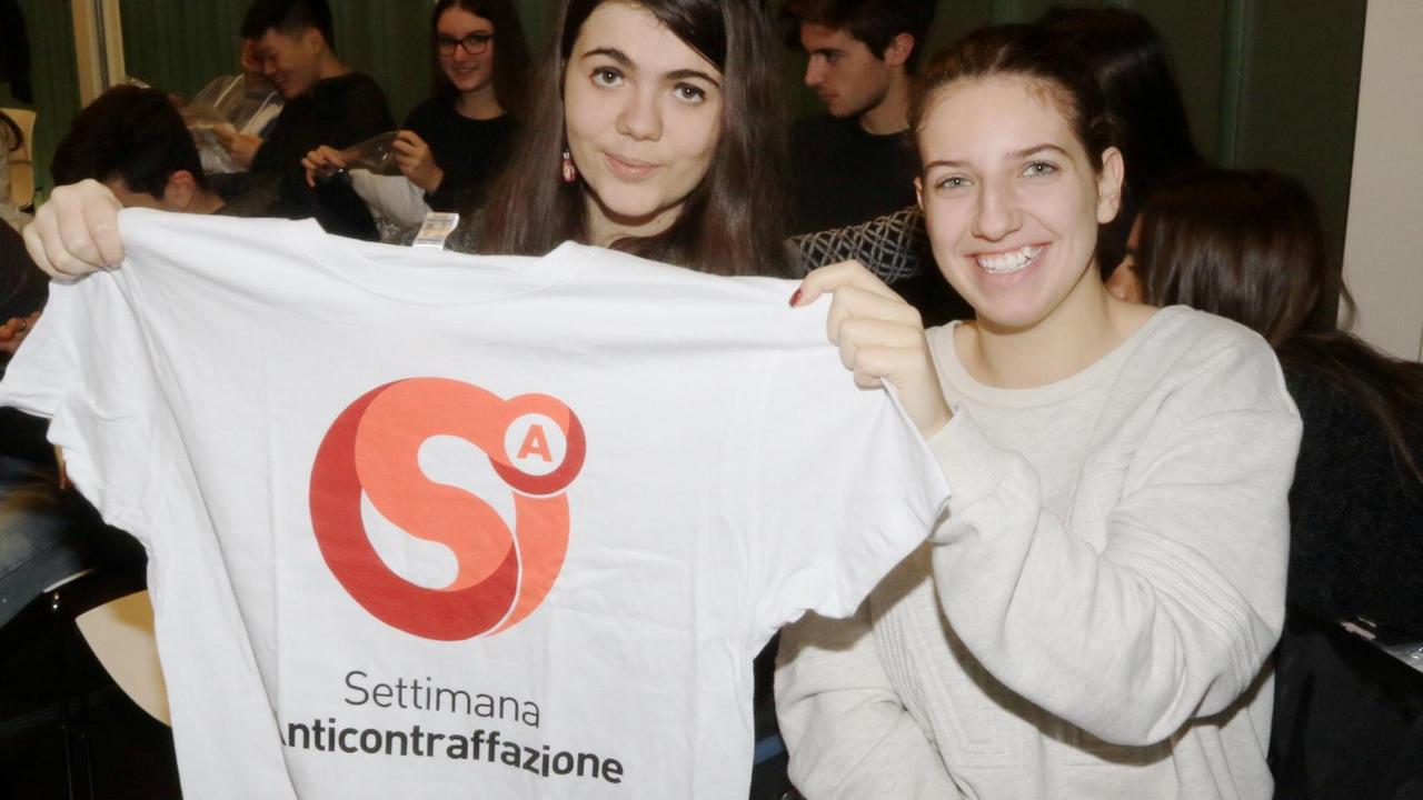 La maglietta della settimana della contraffazione mostrata alla Camera di commercio