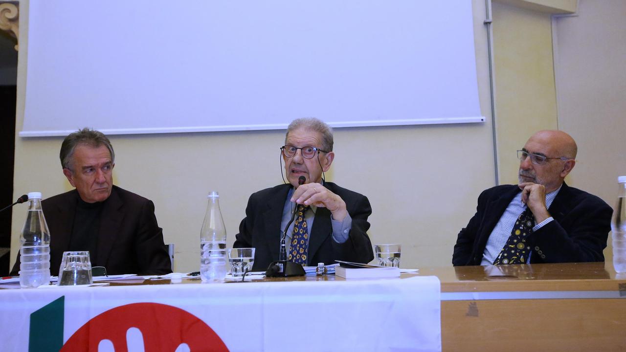 Settis a Modena invita a dire No «Riforma confusa e meno democrazia»