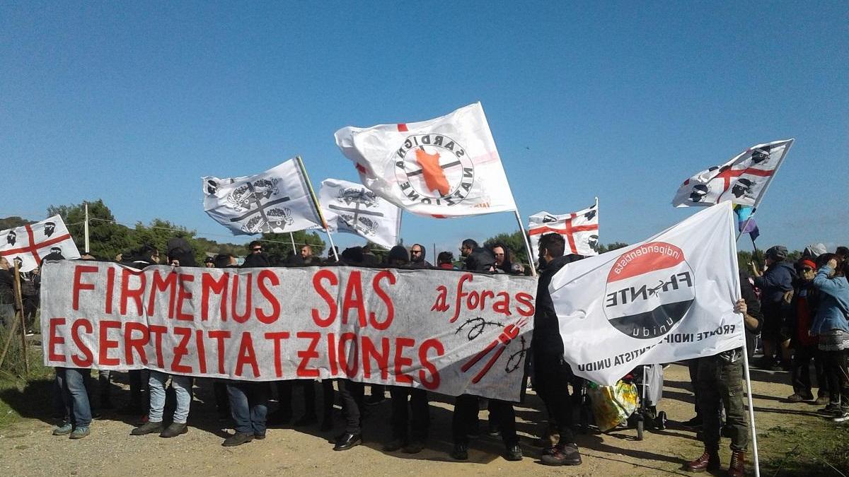 Manifestazione antimilitarista a Capo Frasca