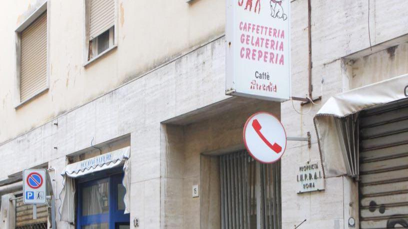 Un'altra delle vetture danneggiate (Pentafoto)