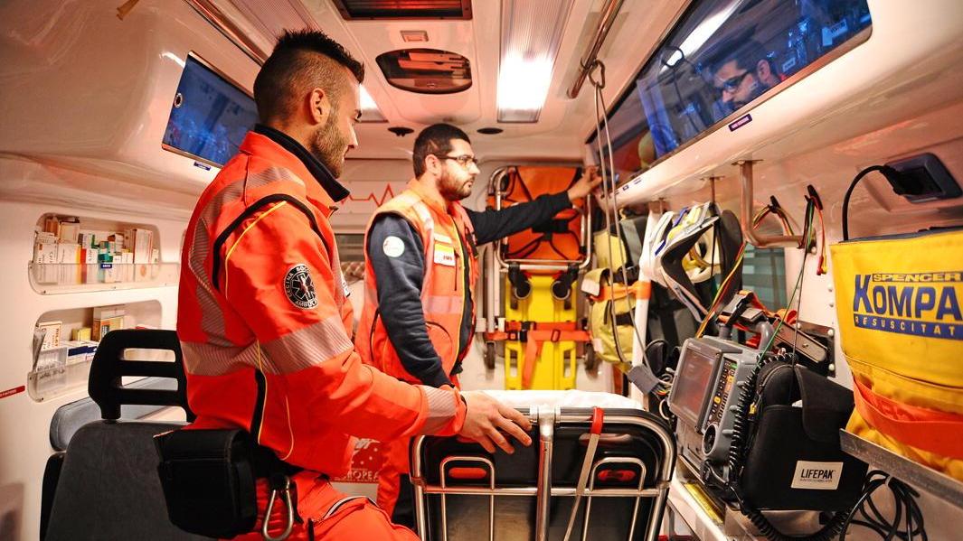 I volontari all'interno dell'ambulanza della Pubblica Assistenza (Foto Michele Falorni)
