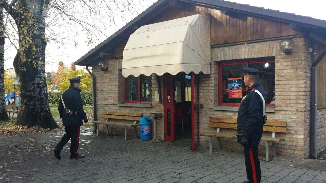 I carabinieri davanti al bar rapinato: il bandito è stato arrestato