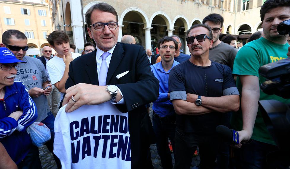 Modena, scontro frontale tra il Comune e Caliendo