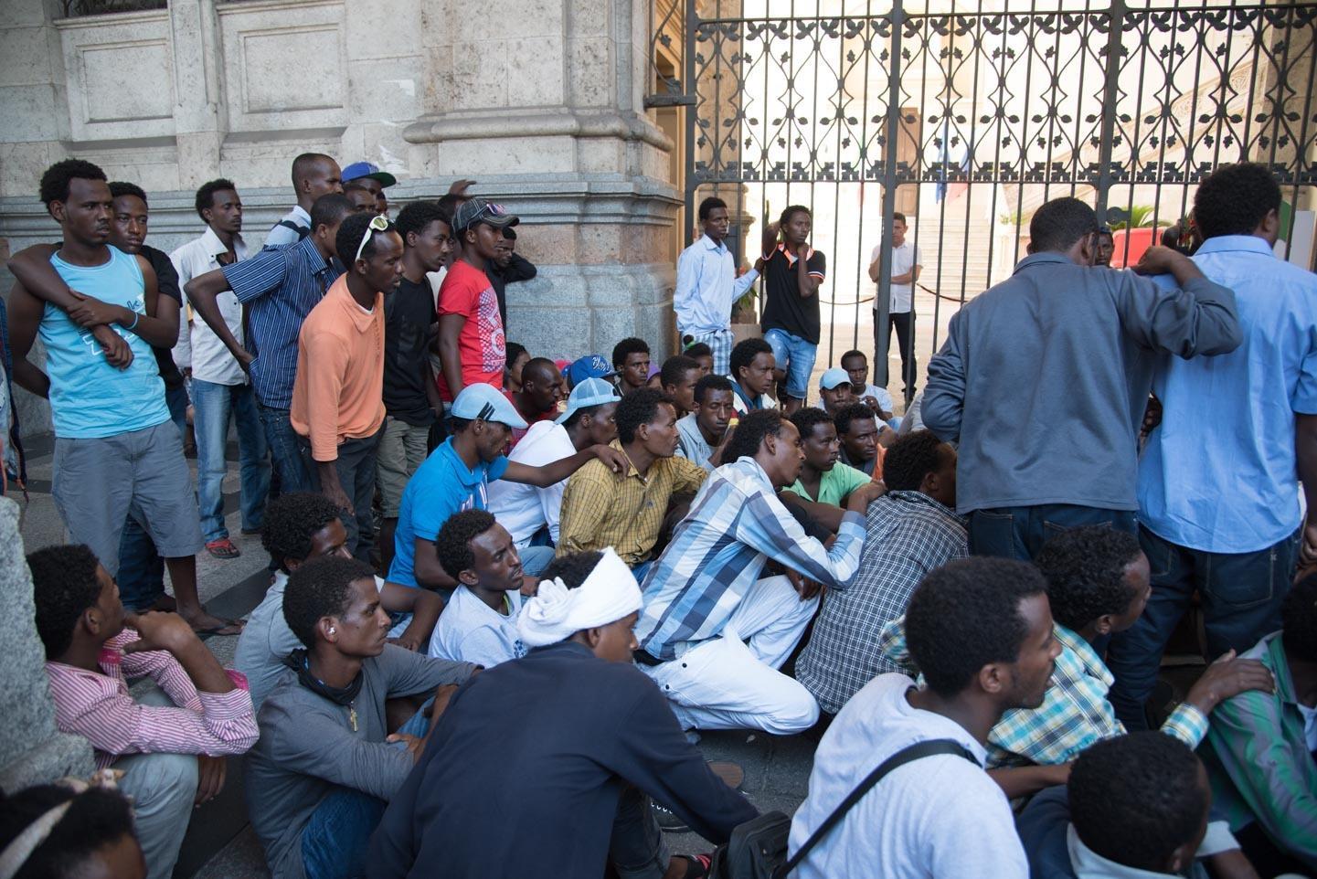 Migranti davanti al Comune di Cagliari in un'immagine d'archivio (foto Rosas) 