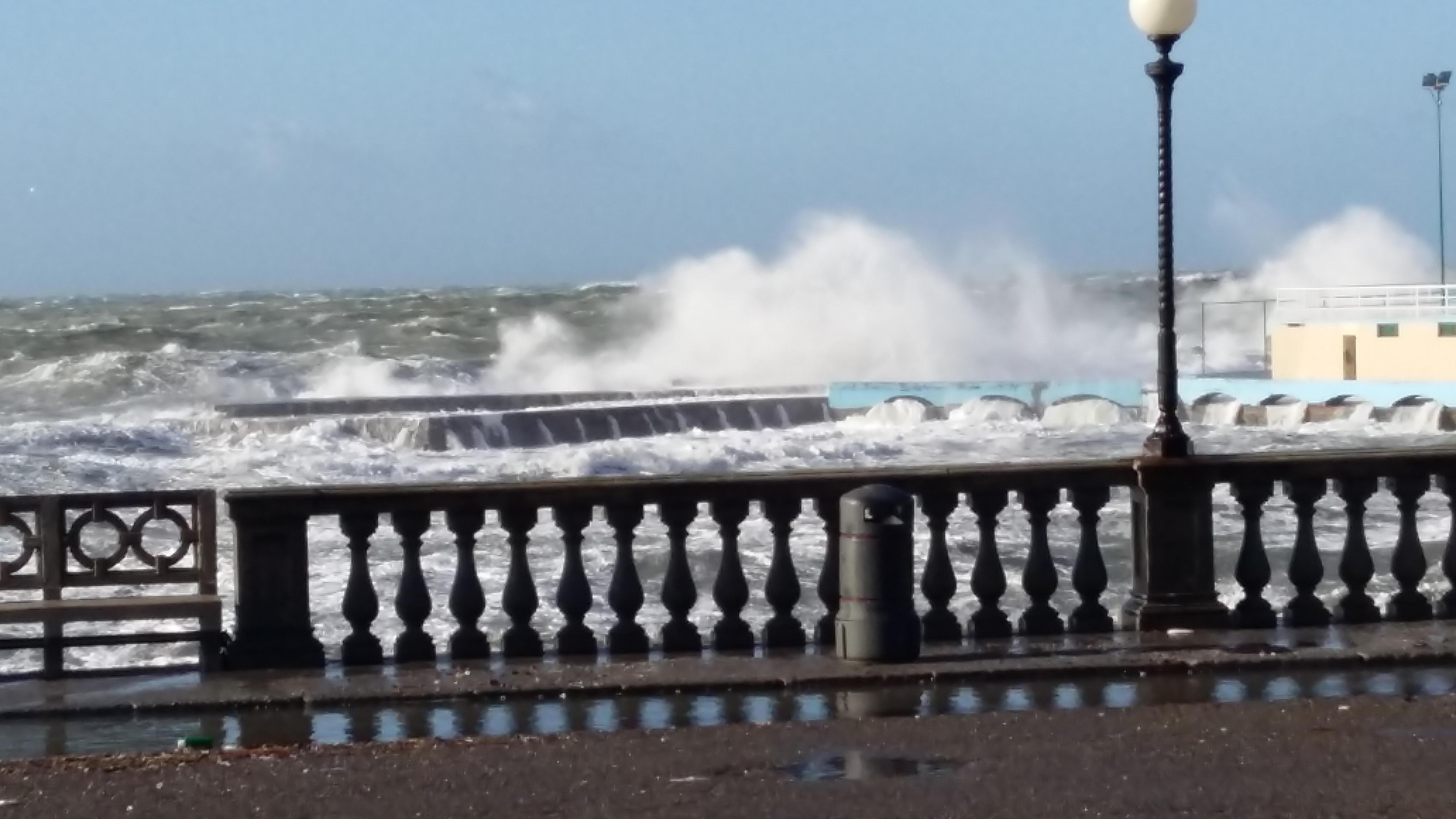 Mareggiata sul lungomare di Livorno 