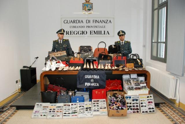 Commercio abusivo, nuovo maxi sequestro di merce contraffatta