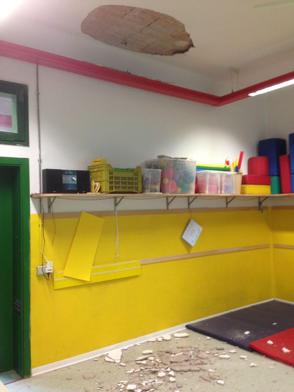 L'intonaco che si è staccato dal soffitto in un'aula della scuola dell'infanzia Munari