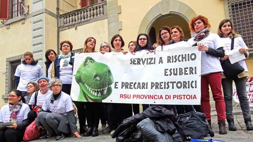 Il presidio davanti alla prefettura di piazza del Duomo (foto Gori)