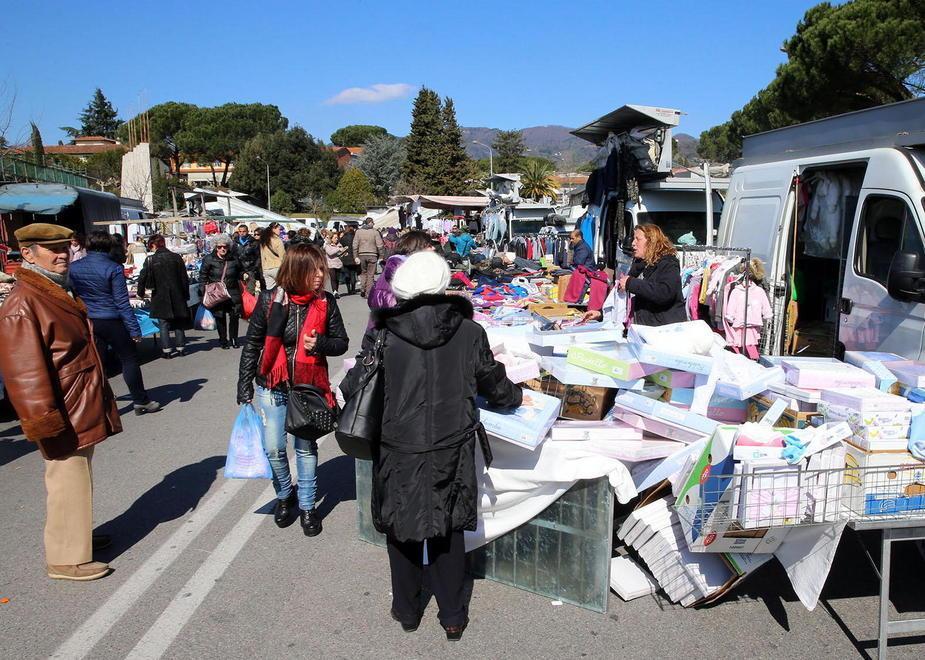 Mercato settimanale in piazzale Leopoldo: braccio di ferro tra Comune e ambulanti per l’8 dicembre