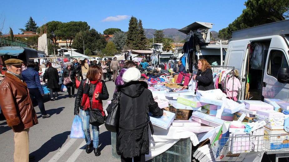 Mercato settimanale in piazzale Leopoldo: braccio di ferro tra Comune e ambulanti per l’8 dicembre