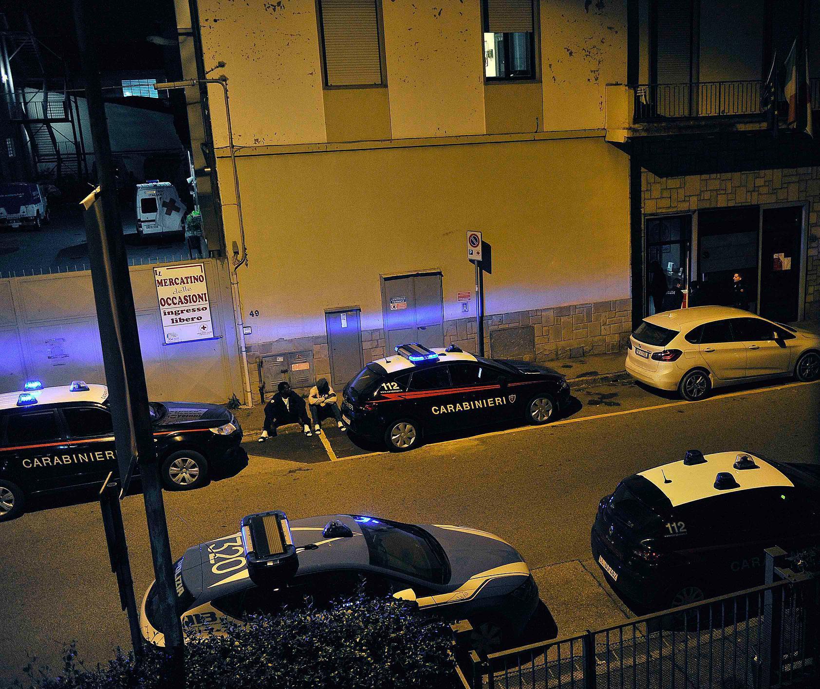 L'intervento di polizia e carabinieri nel centro di accoglienza per i profughi (foto Batavia)