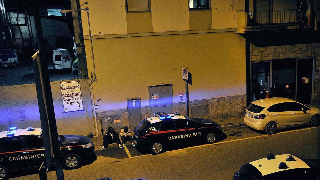 L'intervento di polizia e carabinieri nel centro di accoglienza per i profughi (foto Batavia)