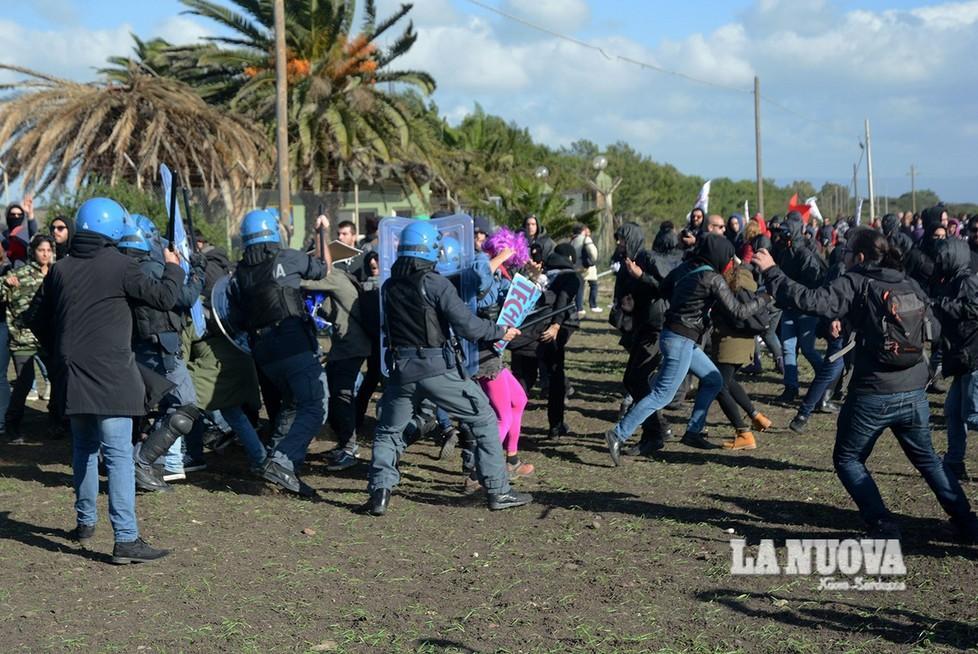 Arbus, corteo antimilitarista a Capo Frasca: scontro tra militanti e forze dell'ordine 