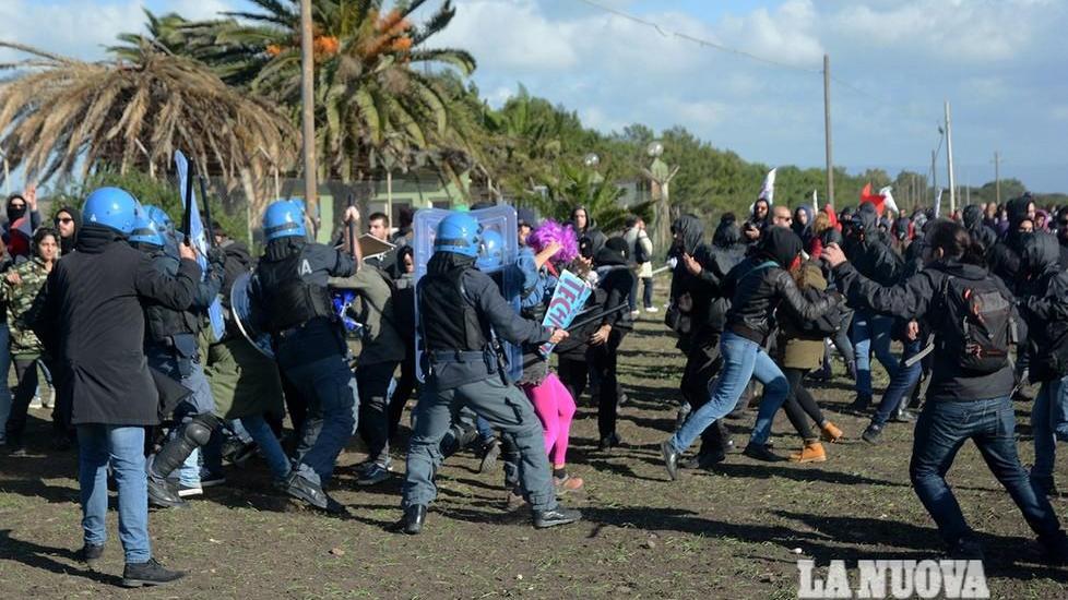 Arbus, corteo antimilitarista a Capo Frasca: scontro tra militanti e forze dell'ordine 