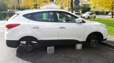 Rubano le ruote a un’auto parcheggiata
