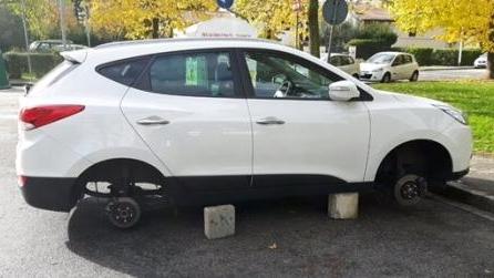 Rubano le ruote a un’auto parcheggiata