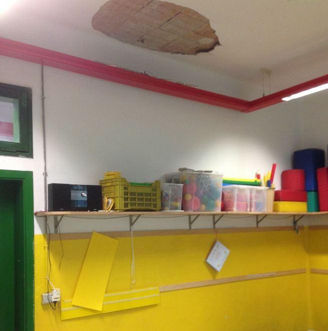 Crolla l’intonaco in un’aula della Munari 