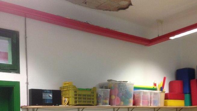Crolla l’intonaco in un’aula della Munari