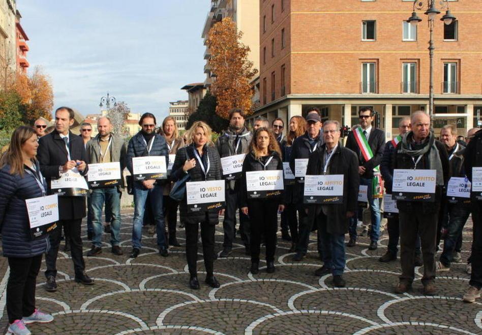 Slogan e fischietti contro il malaffare 