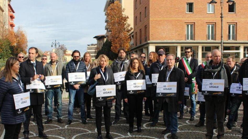 Slogan e fischietti contro il malaffare
