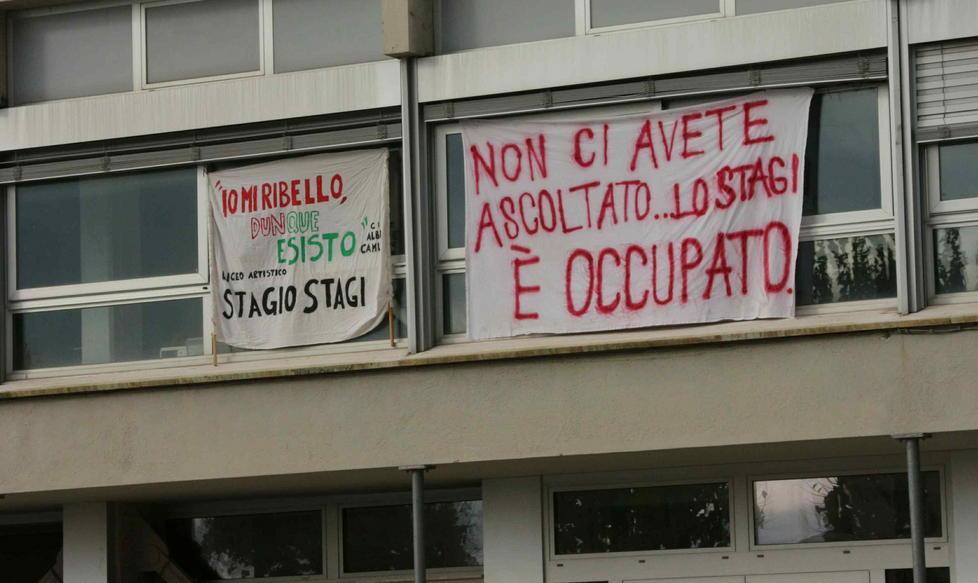 Sit in di protesta degli studenti davanti al palazzo comunale