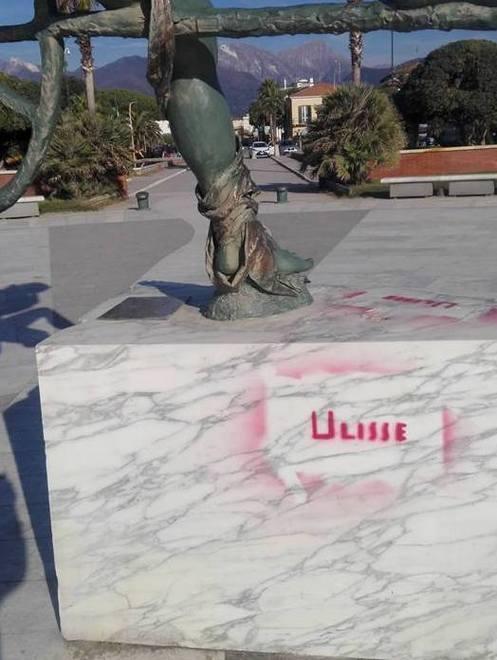 Vandalismo in piazza Navari indagini con le telecamere 