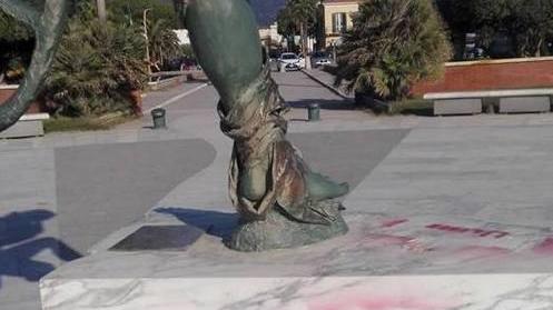 Vandalismo in piazza Navari indagini con le telecamere