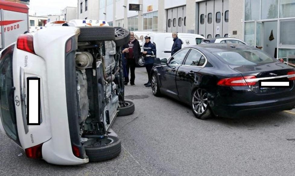 Auto ribaltata nello scontro con la Jaguar