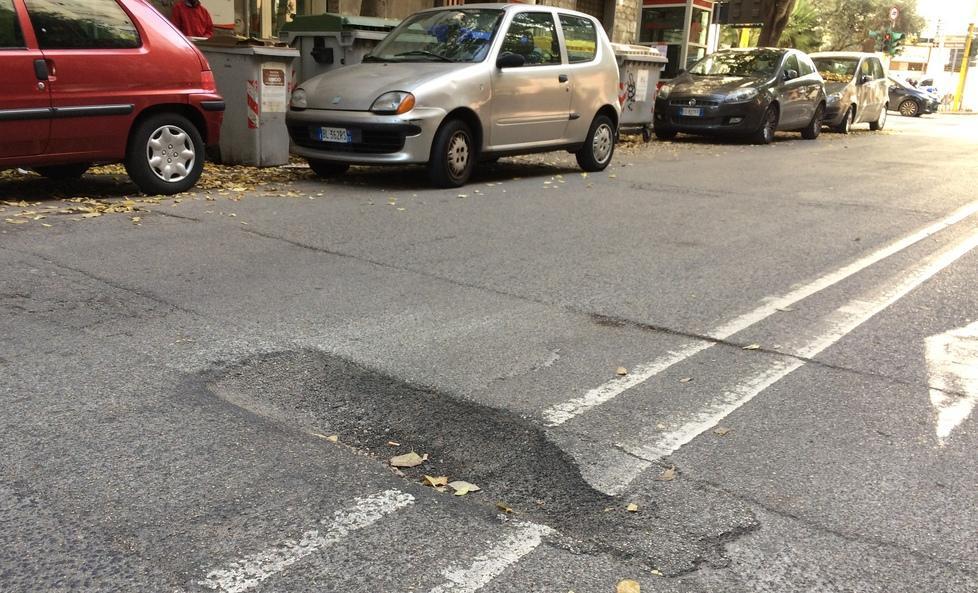 Un cratere in mezzo alla strada 