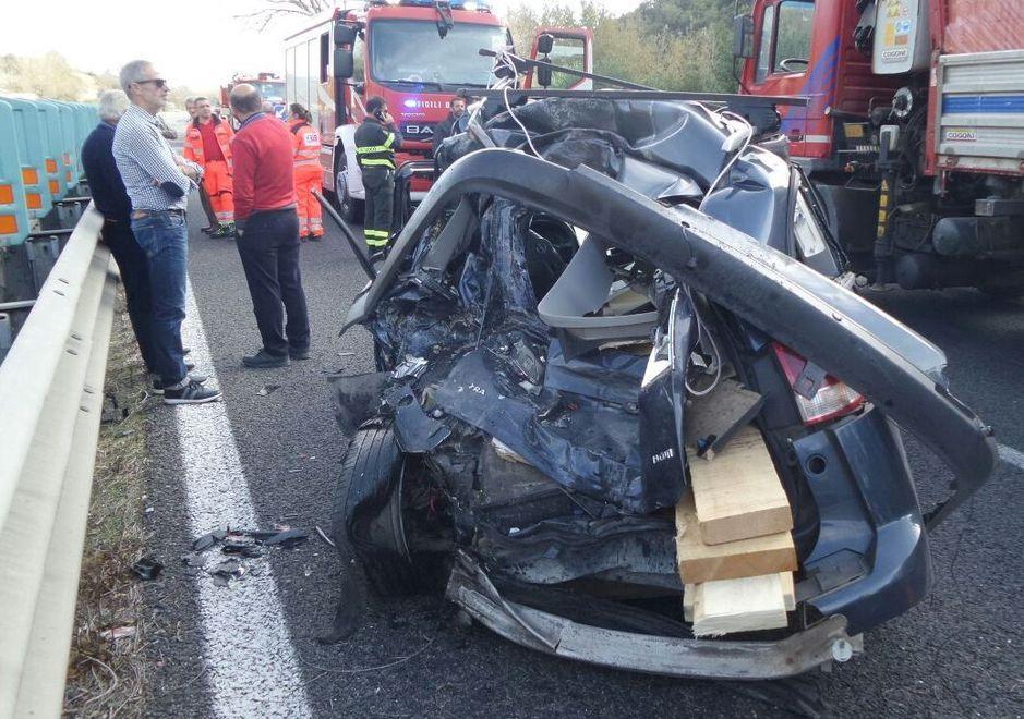 Camion tampona un’auto, 131 bloccata per quasi tre ore