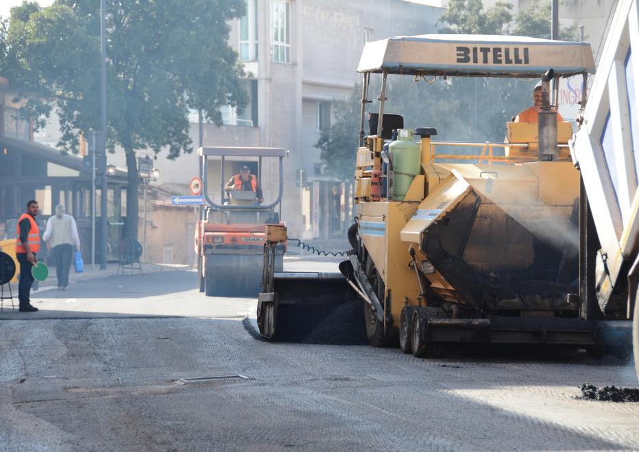 Guerra alle buche, il Comune spende un milione per l’asfalto 