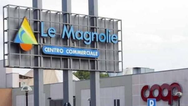 Consegna libri in beneficenza e gli rubano l’auto alla Coop
