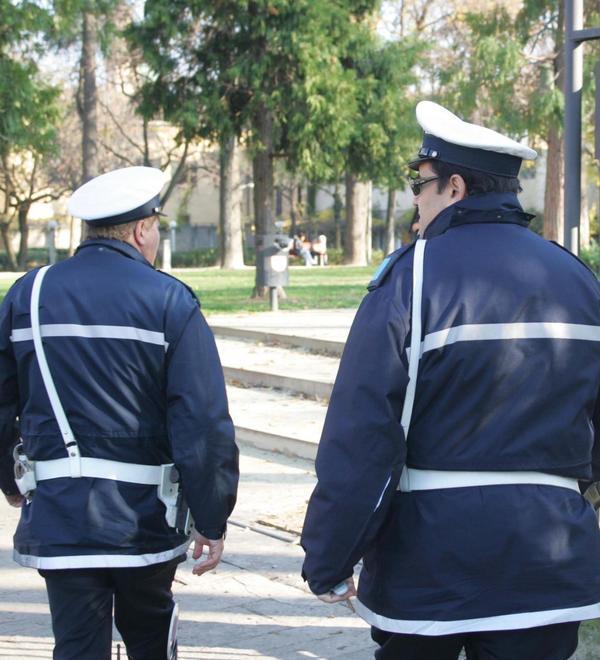 Due amici non vanno a scuola e lanciano petardi al parco