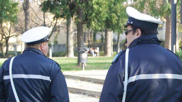 Due amici non vanno a scuola e lanciano petardi al parco