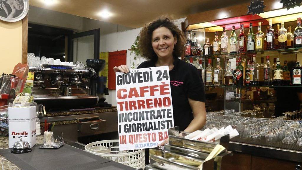 Francesca Posarelli mostra la locandina di Caffè Tirreno