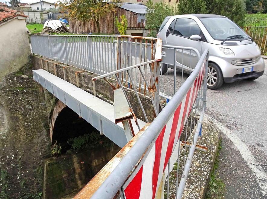 La ringhiera sfondata del Ponticino dei carabinieri (foto Gori)