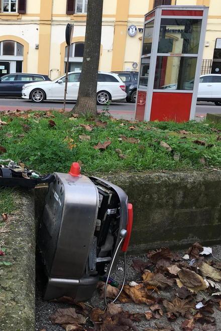 Una delle cabine prese di mira dai vandali