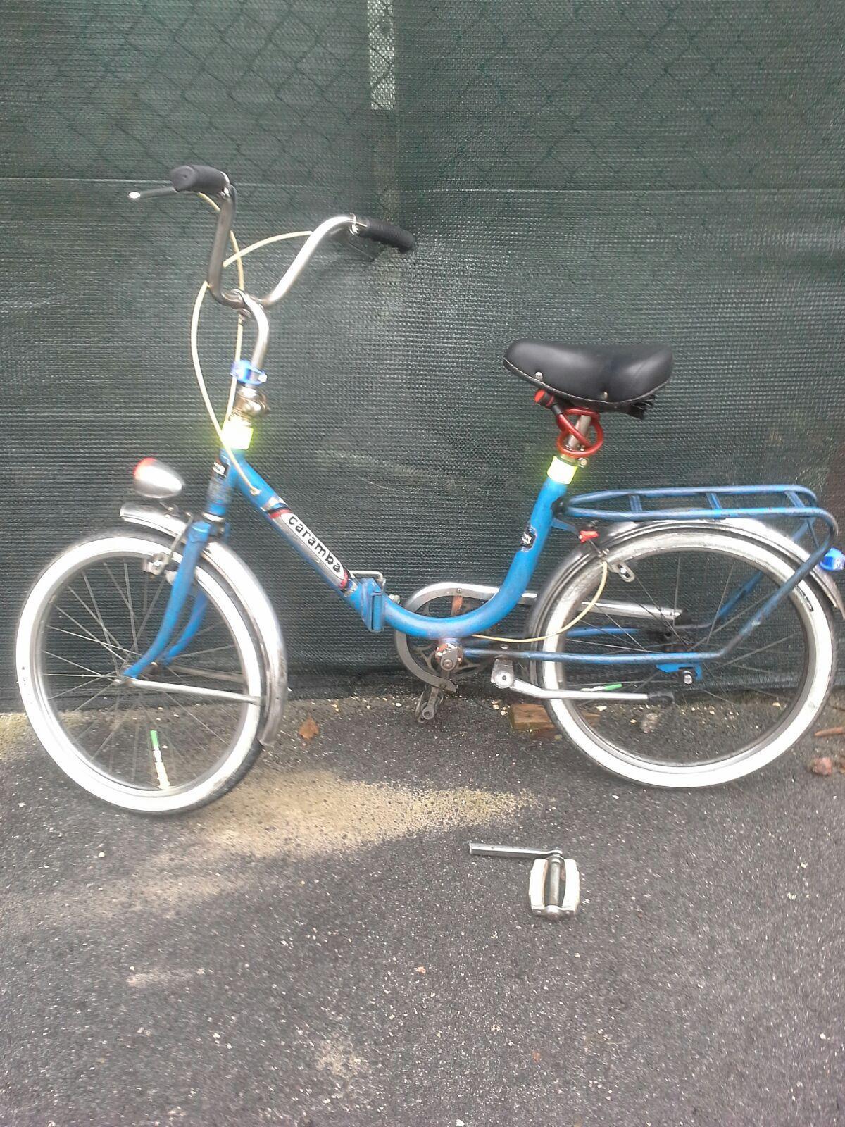 La bicicletta del ragazzo con il pedale segato