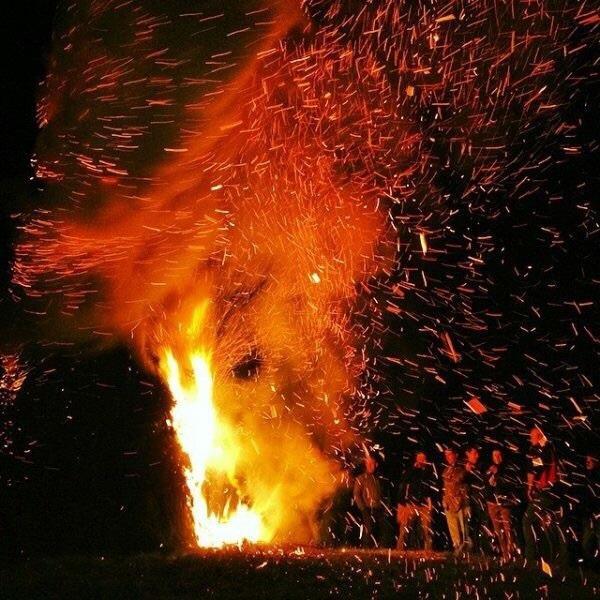  Lo spettacolo dello "stollo" ardente, il palo che brucia per dar fuoco al male.