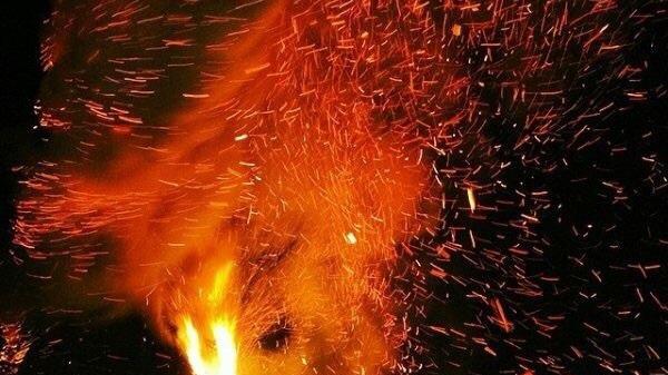 Lo spettacolo dello "stollo" ardente, il palo che brucia per dar fuoco al male.