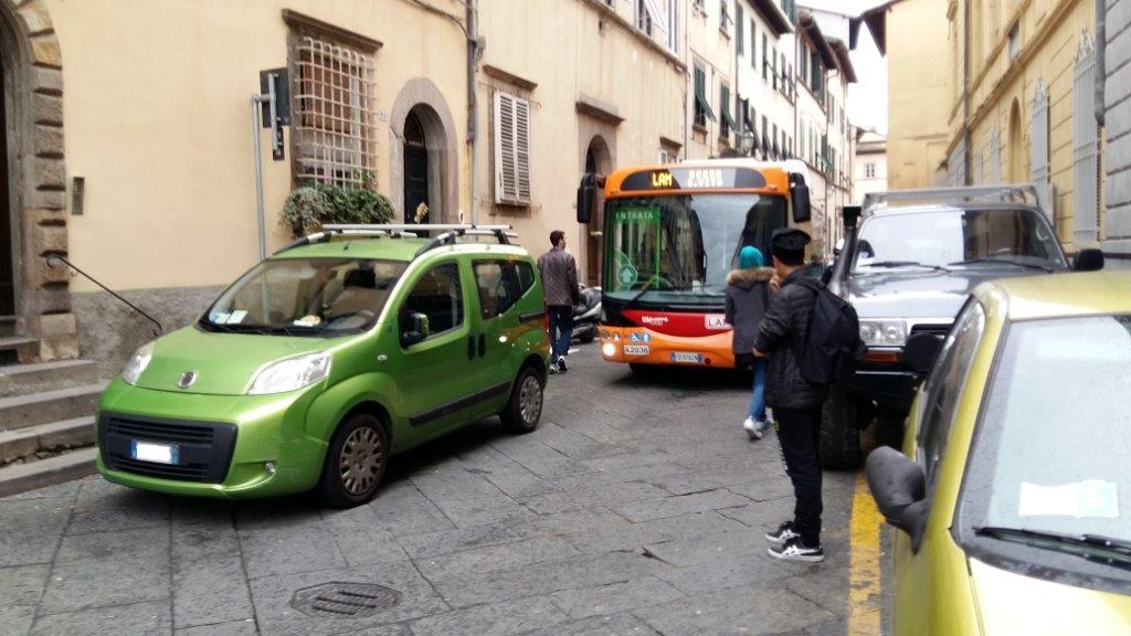Auto parcheggiata male e il traffico va in tilt 