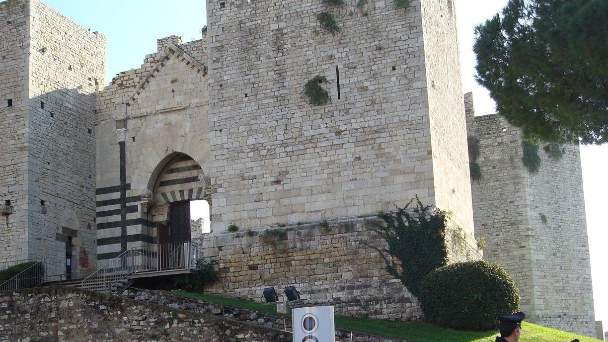 Una pattuglia dei carabineri davanti al Castello dell'Imperatore