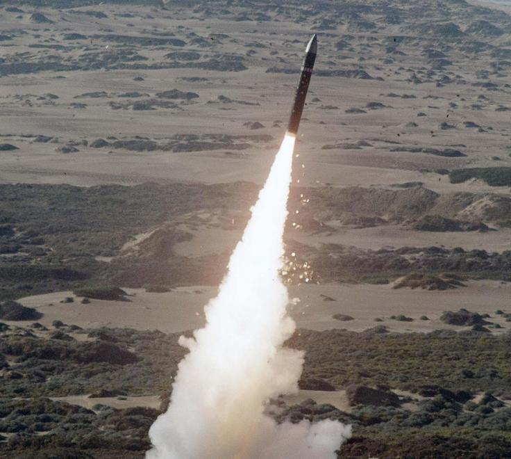 Il lancio di un missile nel poligono interforze del Salto di Quirra